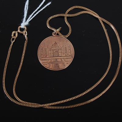 Lot 210G - A 9ct gold necklace, 3g, suspending a circular...