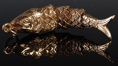 Lot 44 - A 9ct gold articulated fish-shaped pendant,...