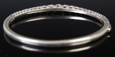 Lot 43 - A white metal and synthetic sapphire single...