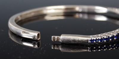 Lot 43 - A white metal and synthetic sapphire single...