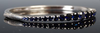 Lot 43 - A white metal and synthetic sapphire single...