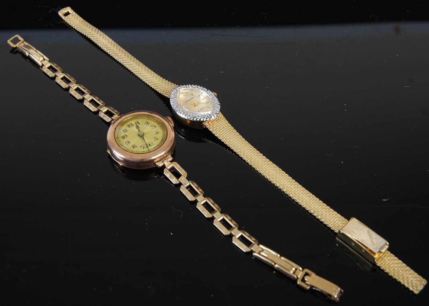 Lot 43 - A 9ct gold cased ladies wristwatch with yellow...