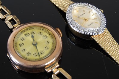 Lot 43 - A 9ct gold cased ladies wristwatch with yellow...