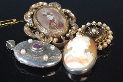 Lot 64 - A Victorian yellow metal brooch, with...
