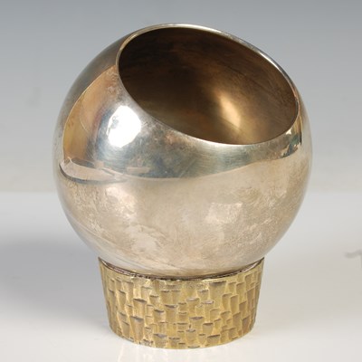 Lot 157 - An Elizabeth II silver and silver gilt swivel...