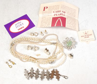Lot 262 - A collection of assorted costume jewellery to...