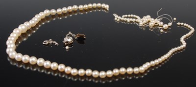 Lot 614 - A single-strand graduated pearl necklace, for...