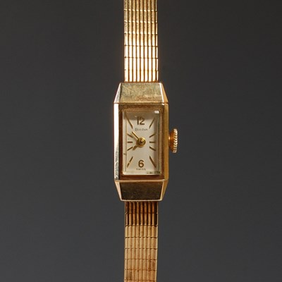 Lot 693 - A vintage ladies Belova 9ct gold bracelet...