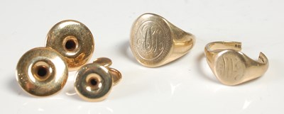 Lot 77 - A group of 9ct gold, to include a signet ring,...