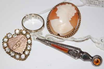 Lot 55 - A small group of jewellery to include white...