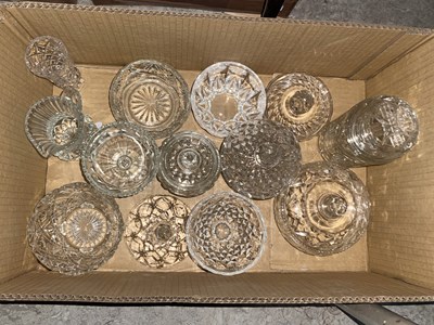 Lot 428G - A box of assorted glassware.