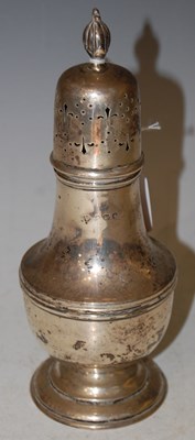 Lot 103 - A Birmingham silver sugar castor, 4.8 troy ozs