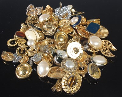 Lot 335A - A box of assorted costume jewellery, to...