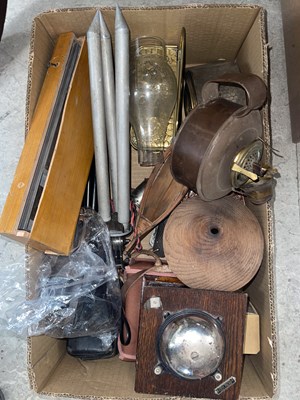 Lot 596 - A box of assorted household items to include a...