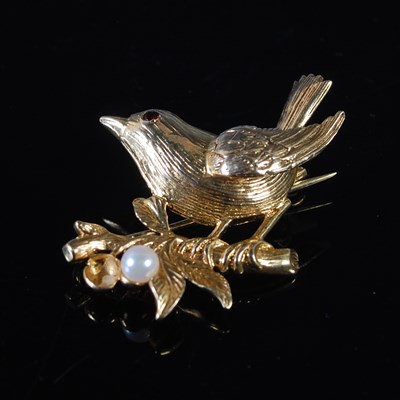 Lot 40 - A 9ct gold, garnet and pearl set bird brooch,...