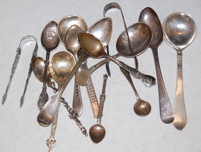 Lot 123 - A collection of assorted silver and white...