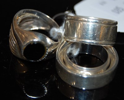 Lot 126D - Six assorted silver and white metal rings, 1.3...