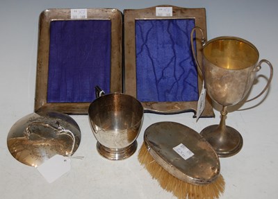 Lot 146 - A collection of silver and white metal to...