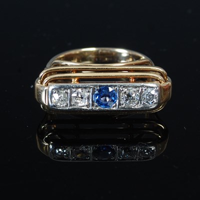 Lot 257D - A 14k gold ring set with a central sapphire...