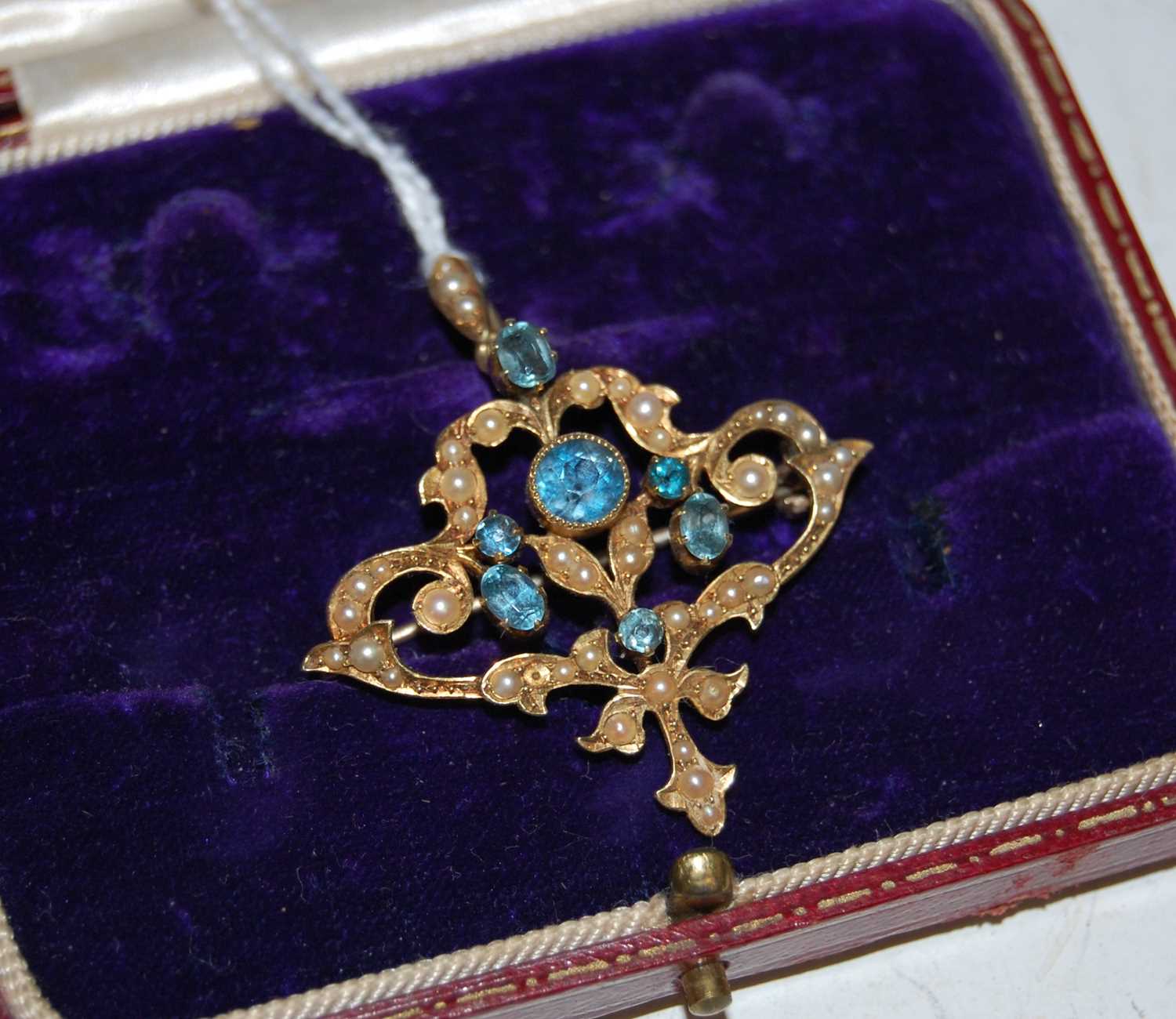 Lot 61 - A yellow metal split pearl and blue gem set...