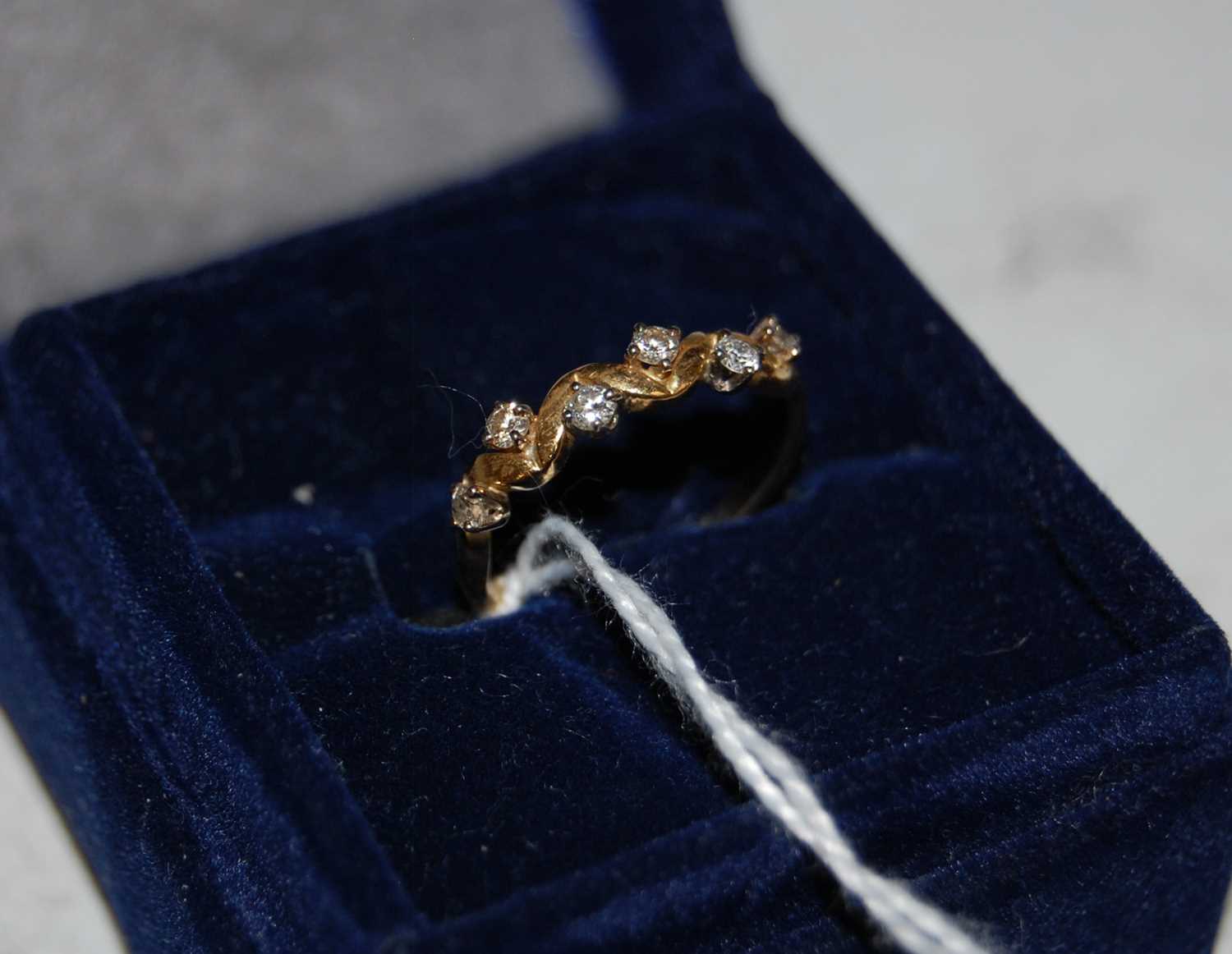 Lot 61 - An 18ct gold and diamond six stone zigzag ring