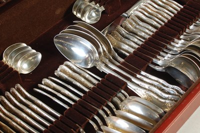Lot 161 - A late 20th century eight place setting silver...