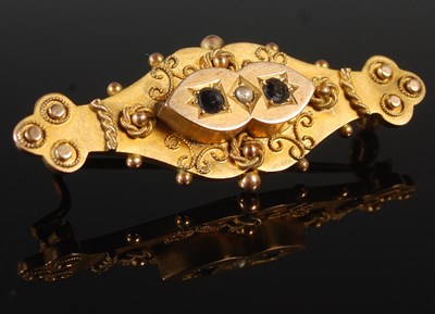 Lot 185 - A 9ct gold synthetic sapphire and split pearl...