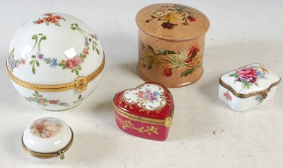 Lot 415 - A collection of five assorted trinket boxes,...