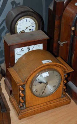 Lot 438 - A group of three assorted mantle clocks to...