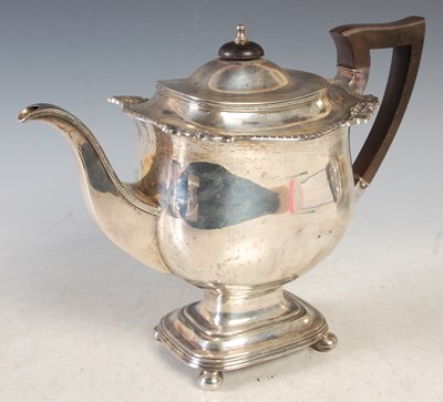 Lot 111 - A London silver teapot, 27.2 troy ozs.