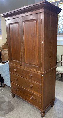 Lot 846 - A 19th century oak linen press/cupboard with...