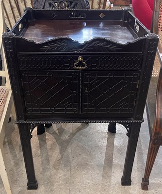 Lot 859 - A George III style mahogany tray top commode/...