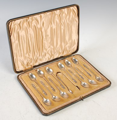 Lot 369 - A cased set of twelve Sheffield silver apostle...