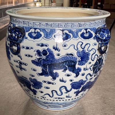 Lot 679 - A Chinese blue and white porcelain jardiniere,...