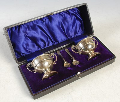 Lot 98 - A cased pair of Sheffield silver twin handled...