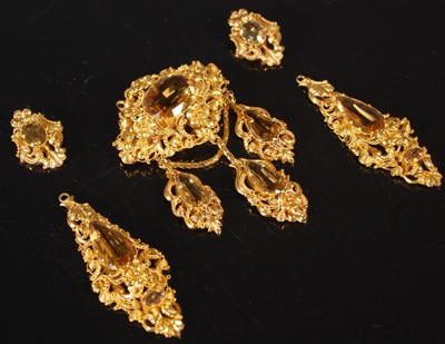 Lot 117 - A suite of 19th century yellow metal and...
