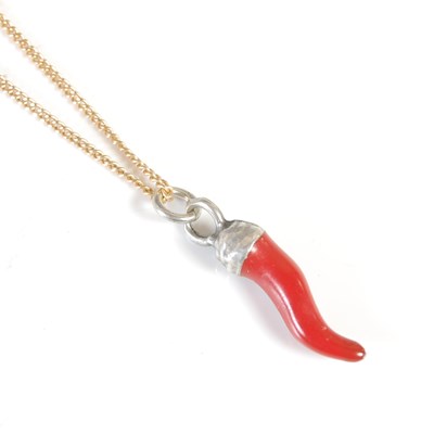 Lot 133 - A 9ct gold necklace, 2g, suspending a white...