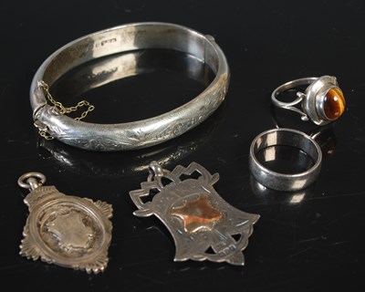 Lot 23 - A collection of silver jewellery to include a...