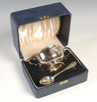 Lot 129 - A cased London silver loving cup and spoon,...