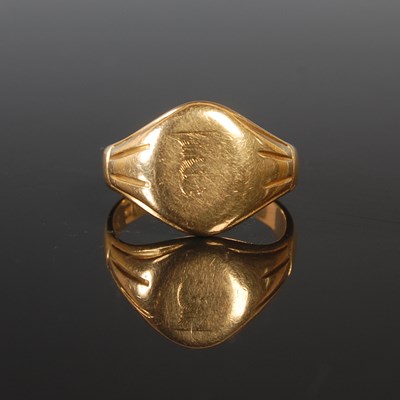 Lot 183 - An 18ct gold signet ring, the bezel engraved...