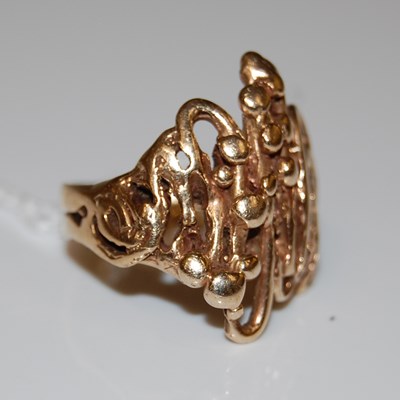 Lot 64 - A yellow metal abstract ring, 9 grams
