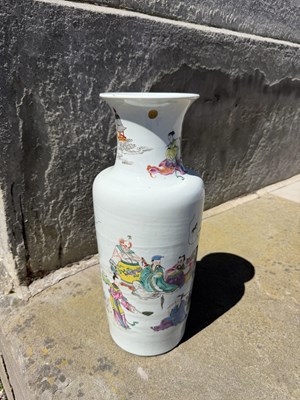 Lot 510 - A Chinese porcelain famille rose vase, bearing...