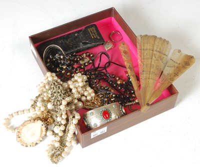 Lot 83 - A box of assorted costume jewellery, to...