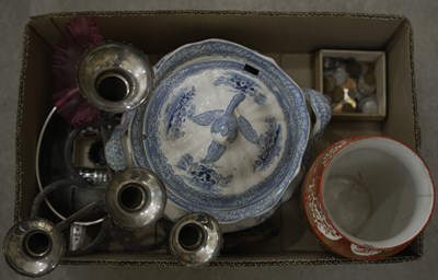 Lot 376 - A box of assorted items, to include a Japanese...