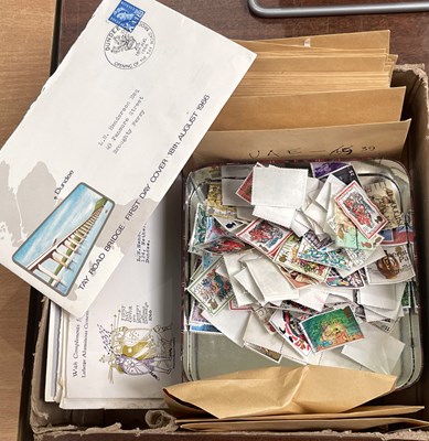 Lot 222 - A box of assorted mixed stamps, to include UAE...