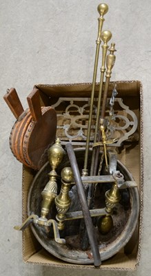 Lot 402 - A box of assorted brassware to include a...