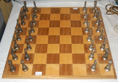 Lot 305 - A 20th century chess set featuring Italian...
