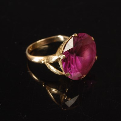 Lot 58 - A yellow metal and amethyst single stone dress...
