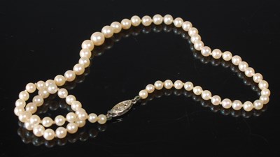 Lot 2 - A vintage graduated single strand pearl...