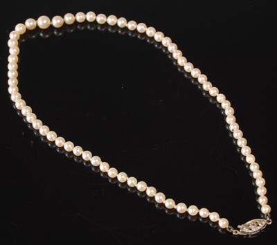 Lot 2 - A vintage graduated single strand pearl...